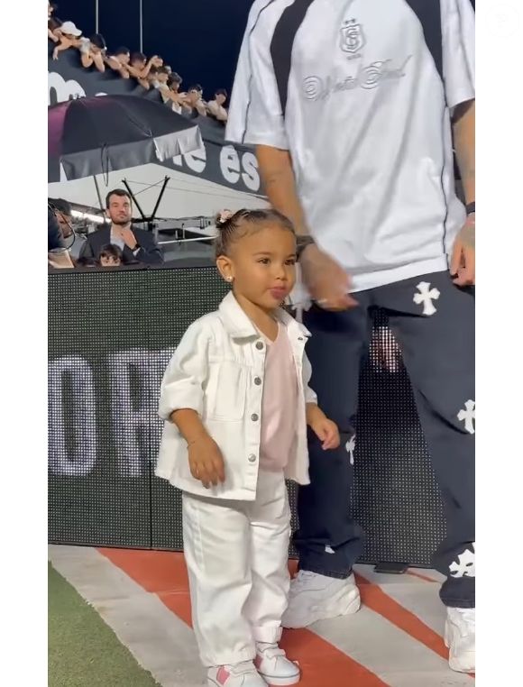 Filha de Neymar, Mavie divertiu a mãe, Bruna Biancardi, ao fazer caretas antes do jogo Santos 3 x 1 Corinthians: 'Figurinha'