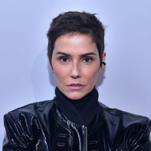 O corte pixie já foi aposta da atriz Deborah Secco: a famosa usou uma versão do visual bem curtinho e sem franja