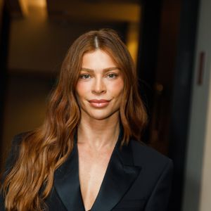 Grazi Massafera: a maquiagem bem leve e os cabelos ondulados dão o toque final para a sobriedade e naturalidade da produção