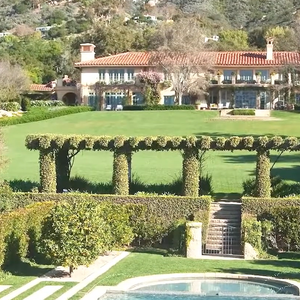 Segundo a Casa e Jardim, Adam Levine também teve outra propriedade milionária em Montecito, construída em um terreno de 12 mil m²