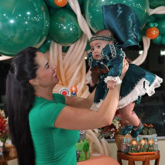 Graciele brinca com Clara diante do cenário encantador, reforçando o clima de amor e fantasia