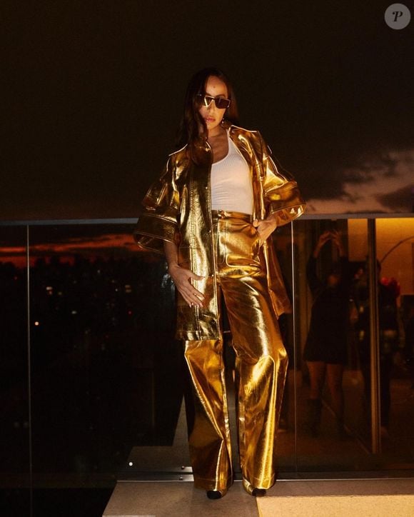 Peças em dourado ou bronze ganham destaque quando combinadas com jeans de lavagem escura, criando um contraste elegante e perfeito para os dias frios da estação