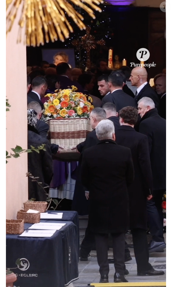 O caixão de vime, como mostra a imagem, tem uma aparência suave e natural, diferente dos caixões tradicionais