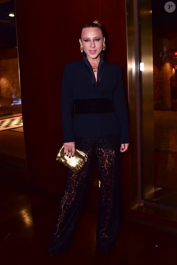 Lethicia Bronstein apostou em um conjunto preto com top estruturado e calça de renda, finalizando a produção com uma clutch metalizada