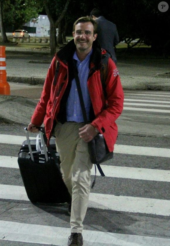 Max Fercondini em rara aparição desde que passou a morar em veleiro, em 2018 - foto de 2022 durante desembarque em aeroporto