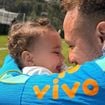 Filha de Neymar e Bruna Biancardi, grávida pela 3ª vez, Mel faz 1 ano; web aponta melhor presente em dia de jogo decisivo do Brasil na Copa 2026: 'Papai tem que...'
