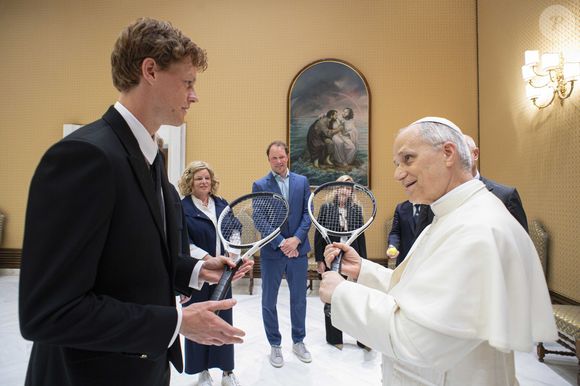 O Papa Leão XIV recebeu um presente super especial do tenista Jannik Sinner - ele, que adora tênis, ganhou uma raquete!