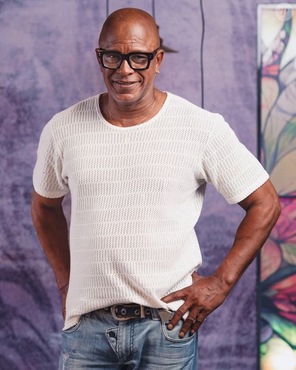 'Casamento às Cegas 5': Edmilson Assis, de 65 anos, nascido na capital do Rio de Janeiro, mas morando atualmente na cidade de São Paulo, Edmilson tem dois filhos, da mesma idade, com duas mulheres diferentes. É apaixonado pela vida e pelas artes. Busca se casar formalmente pela primeira vez na vida.