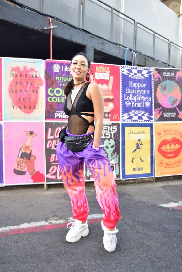 Body com transparência e calça estampada se combinaram no look de Ana Hikari para o Lollapalooza 2023