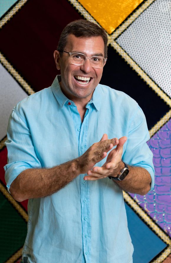 De acordo com informações da mesma coluna, suspeita-se que o jornalista tenha utilizado sua posição para favorecer determinadas empresas em reportagens, posteriormente assessorando-as de maneira não transparente na gestão de crises, prática contrária às regras de compliance do grupo Marinho.