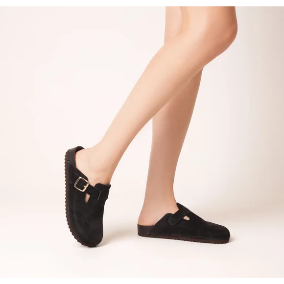 O clog da Anacapri une conforto, camurça e maxi fivela em um modelo que lembra o estilo usado por Bruna Marquezine neste inverno