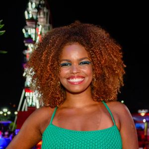 Inspiração para a Copa do Mundo de 2026: Jeniffer Nascimento apostou em uma combinação de verde e amarelo ao usar um top com amarrações na cintura, saia amarela e jaqueta jeans amarrada na cintura. O look equilibra ousadia e descontração, tornando-se uma ótima referência para quem deseja torcer pelo Brasil com muito estilo