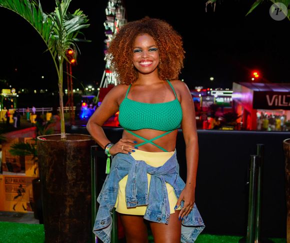 Inspiração para a Copa do Mundo de 2026: Jeniffer Nascimento apostou em uma combinação de verde e amarelo ao usar um top com amarrações na cintura, saia amarela e jaqueta jeans amarrada na cintura. O look equilibra ousadia e descontração, tornando-se uma ótima referência para quem deseja torcer pelo Brasil com muito estilo