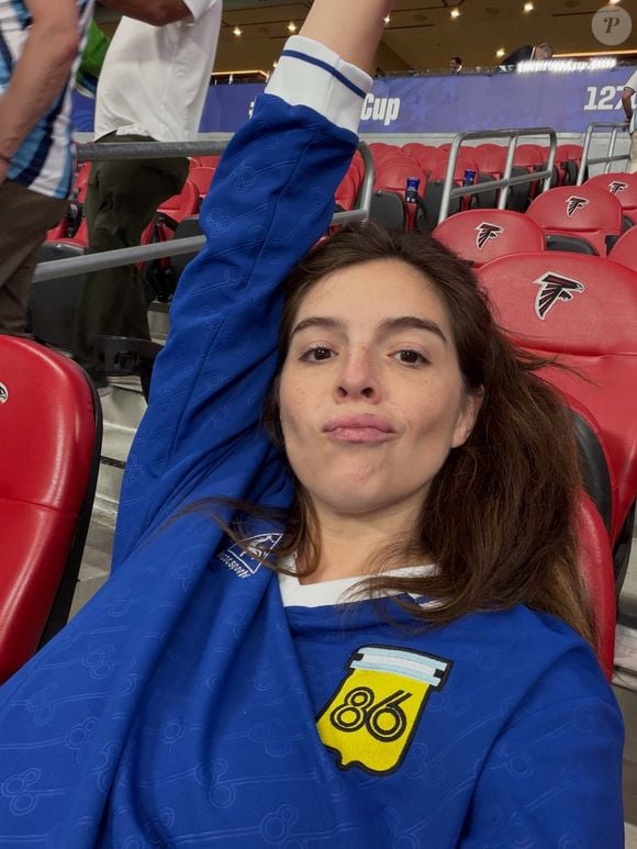 Filha atriz de Maradona relata presença do pai após a morte em estádio: 'Desde que entrei no avião, não parei de chorar! Porque a saudade é imensa e porque você está em toda parte!'