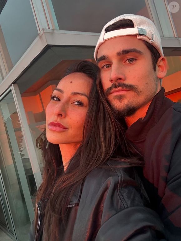 Nesta sexta-feira (22), a esposa de Nicolas Prattes voltou a falar sobre o pai. No Instagram, escreveu: 'A vida nos surpreende… Conciliar as batalhas que ela nos impõe não é simples. Enquanto enfrento com meu pai a luta mais difícil, sigo me dividindo entre ser mãe e mergulhar em um novo programa que tem me dado respiro, alegria e realização'