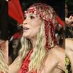 Carnaval 2025 vem aí! Flávia Alessandra alia transparência e crochê em look vermelho e evidencia corpo torneado; fotos!