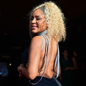 Com as costas nuas Cariúcha arrasa no tapete vermelho 55ª edição do Troféu Imprensa