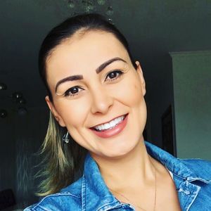 Por um tempo, Andressa Urach deixou as luzes loiras de lado e mostrou seu cabelo natural