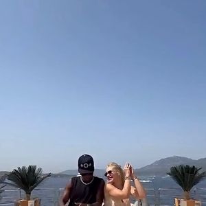 Segundo Marcia Goldschmidt, amor e comportamento precisam caminhar juntos em um relacionamento, já que, em sua avaliação, nenhuma mulher deveria precisar colecionar declarações públicas para compensar humilhações públicas