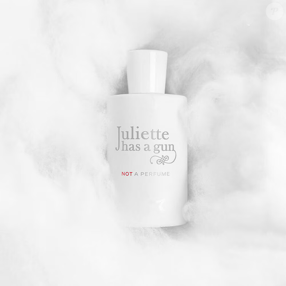 Para quem trabalha na área da saúde e prefere fragrâncias menos evidentes, o Not a Perfume, da Juliette Has a Gun, apresenta uma proposta olfativa minimalista. Construído em torno do cetalox, o perfume pode se comportar de maneira diferente em cada pessoa, criando uma experiência particular na pele.