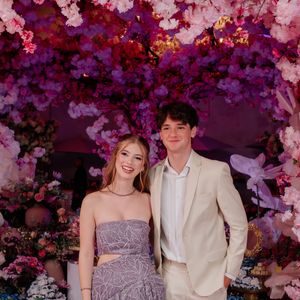 Amigo de longa data, o ator Theo Medon em um look total off white fez questão de prestigiar o momento especial e reforçou o carinho e a admiração que sente por Lorena desde a infância