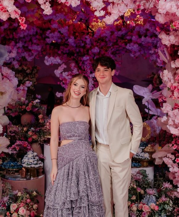 Amigo de longa data, o ator Theo Medon em um look total off white fez questão de prestigiar o momento especial e reforçou o carinho e a admiração que sente por Lorena desde a infância