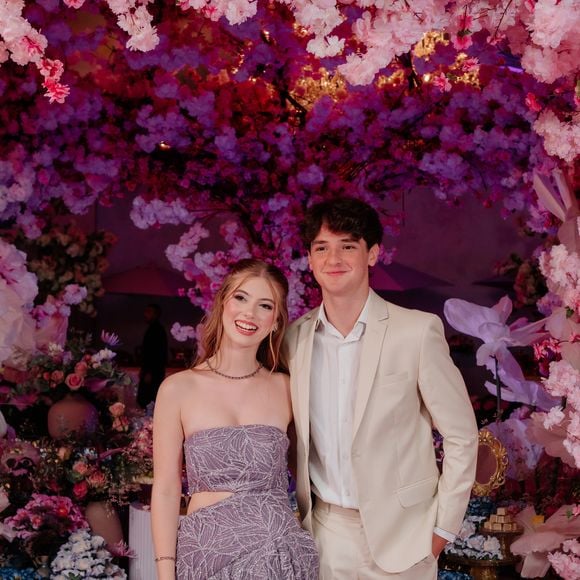 Amigo de longa data, o ator Theo Medon em um look total off white fez questão de prestigiar o momento especial e reforçou o carinho e a admiração que sente por Lorena desde a infância