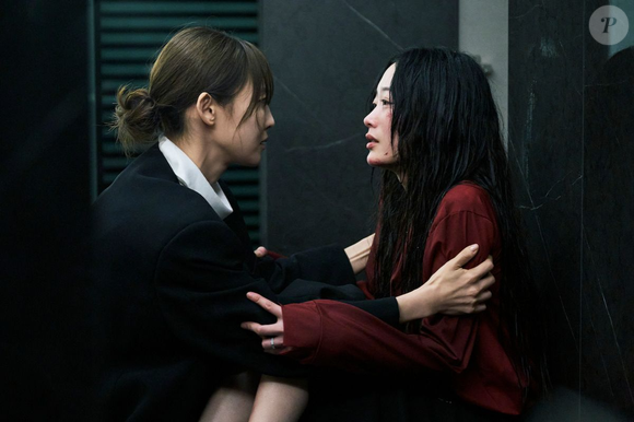 A série coreana Você Estava Lá explica, em seu episódio final, como Eun-su e Hui-su pagam pelo assassinato de Jin-pyo e deixam a Coreia após cumprirem pena. Com forte repercussão e debate sobre violência doméstica, muitos especulam sobre a renovação do k-drama pela Netflix