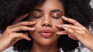 Skincare em 2025: estes são os 4 ativos que todo mundo vai querer usar ainda este ano, segundo dermatologista