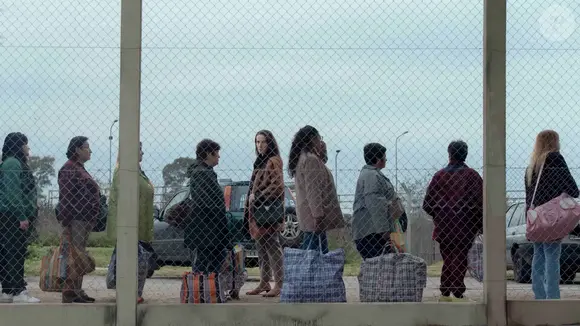 Então, a mulher enfrenta a burocracia do sistema prisional, o preconceito e as longas esperas nas filas da cadeia para visitar o filho