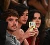 Com capinha neon e esmalte vinho, Bruna Marquezine chamou atenção em desfile de amiga famosa
