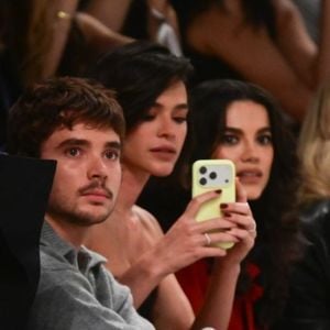 Com capinha neon e esmalte vinho, Bruna Marquezine chamou atenção em desfile de amiga famosa