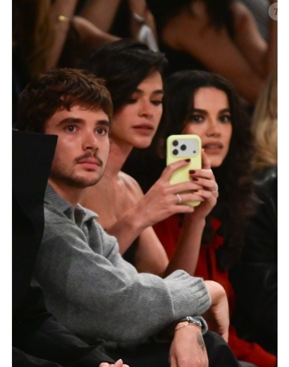 Com capinha neon e esmalte vinho, Bruna Marquezine chamou atenção em desfile de amiga famosa