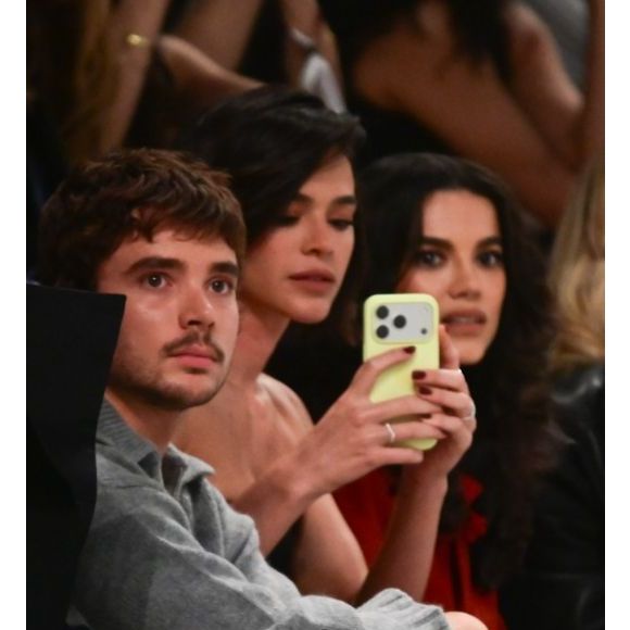 Com capinha neon e esmalte vinho, Bruna Marquezine chamou atenção em desfile de amiga famosa