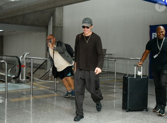 Após uma temporada nos EUA, Shawn Mendes voltou para se reencontrar com Bruna Marquezine às vésperas do Dia dos Namorados