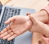 Faça uma massagem miofascial na sua mão, proporcionando imediatamente uma sensação de conforto e diminuindo temporariamente a tensão ou a ansiedade
