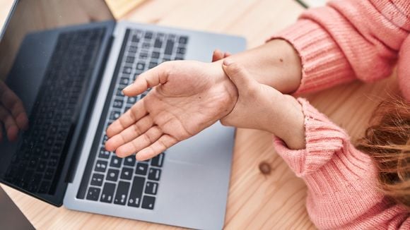 Faça uma massagem miofascial na sua mão, proporcionando imediatamente uma sensação de conforto e diminuindo temporariamente a tensão ou a ansiedade