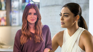 Há 11 anos, Marina Ruy Barbosa e Juliana Paes protagonizavam 'Totalmente Demais' com office looks: aqui estão 18 looks com gola alta, decote e vestidos que queremos usar até hoje