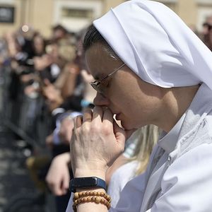 Roma, Itália: freiras em peregrinação pela morte do Papa Francisco
