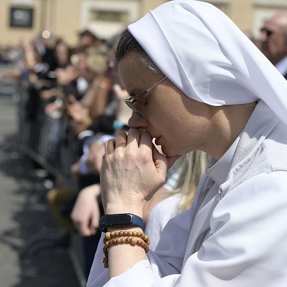 Roma, Itália: freiras em peregrinação pela morte do Papa Francisco