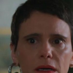 Celina (Malu Galli) descobre que Odete sabotou a comida da empresa, e avisa imediatamente Raquel.