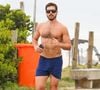 Sem camisa, Nicolas Prattes apareceu usando apenas um short azul e destacou seu físico definido em cliques de paparazzo