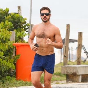 Sem camisa, Nicolas Prattes apareceu usando apenas um short azul e destacou seu físico definido em cliques de paparazzo