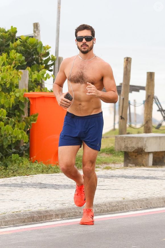 Sem camisa, Nicolas Prattes apareceu usando apenas um short azul e destacou seu físico definido em cliques de paparazzo