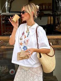 Os tênis Converse perfeitos para mulheres ricas: feitos de couro na cor Cloud Dancer, eles trazem a elegância de volta à moda