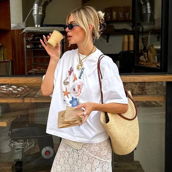 Os tênis Converse perfeitos para mulheres ricas: feitos de couro na cor Cloud Dancer, eles trazem a elegância de volta à moda