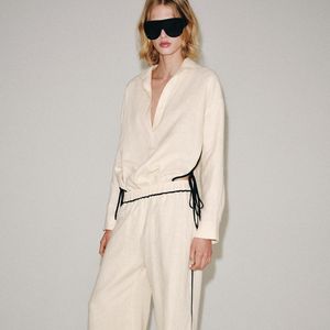 Para quem busca uma produção elegante sem abrir mão do conforto, a Calça com Debrum 100% Linho ZW Collection combina tecido natural, silhueta ampla e acabamento contrastante. Em tom bege, a peça ainda facilita combinações com diferentes cores e propostas para a nova estação. Preço: R$ 439