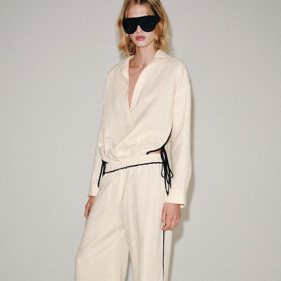 Para quem busca uma produção elegante sem abrir mão do conforto, a Calça com Debrum 100% Linho ZW Collection combina tecido natural, silhueta ampla e acabamento contrastante. Em tom bege, a peça ainda facilita combinações com diferentes cores e propostas para a nova estação. Preço: R$ 439