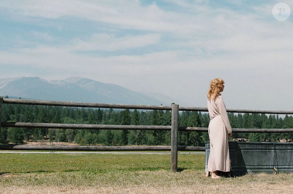 Série 'Yellowstone', disponível na Netflix, mostra a personagem de Beth Dutton refletindo, interpretada pela atriz Kelly Reilly.