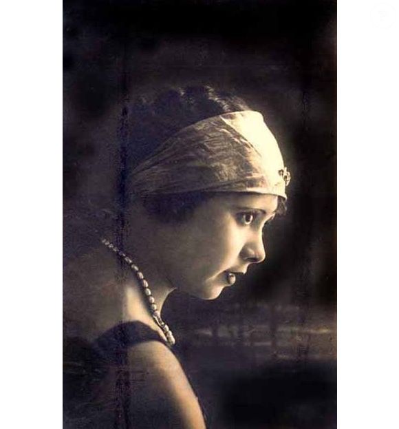 Dercy Gonçalves em foto dos anos 1920 quando estava no começo da carreira de mais de 8 décadas
